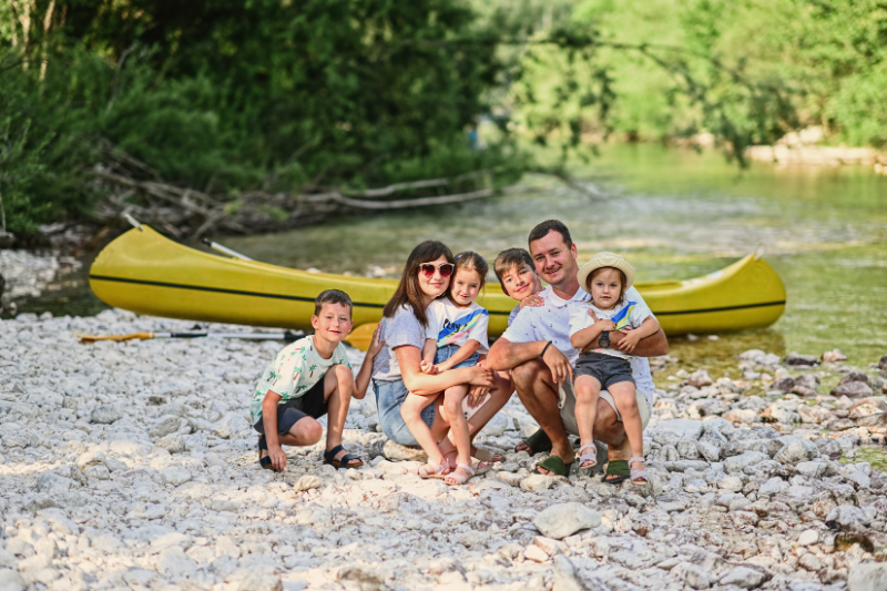 canoe-dordogne-famille-heureuse-vacances