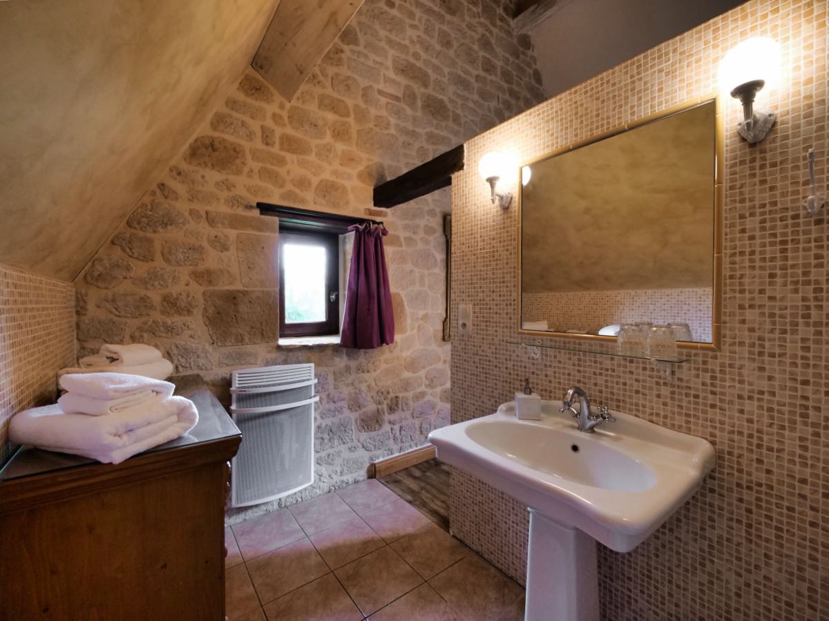 les-granges-hautes-gite-cote-prairie-4x3-06 location--gite-maison-d-hotes-les-granges-hautes-dordogne