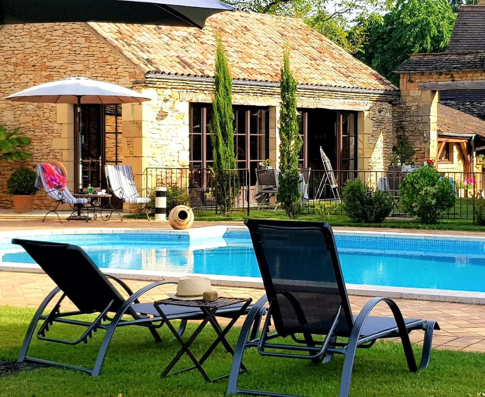 Les Granges Hautes - Boire un verre au bord de la piscine maison-d-hotes-piscine-saint-crepin-et-carlucet-dordogne-sarlat